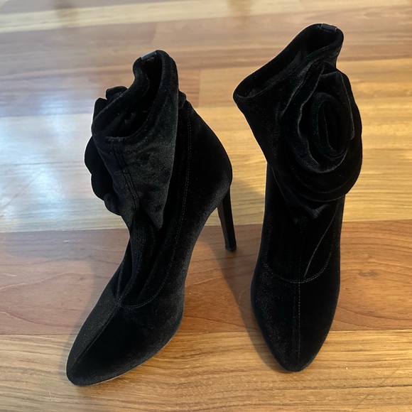 Guiseppe Zanotti Black velvet Rose bootie - Picture 1 of 6